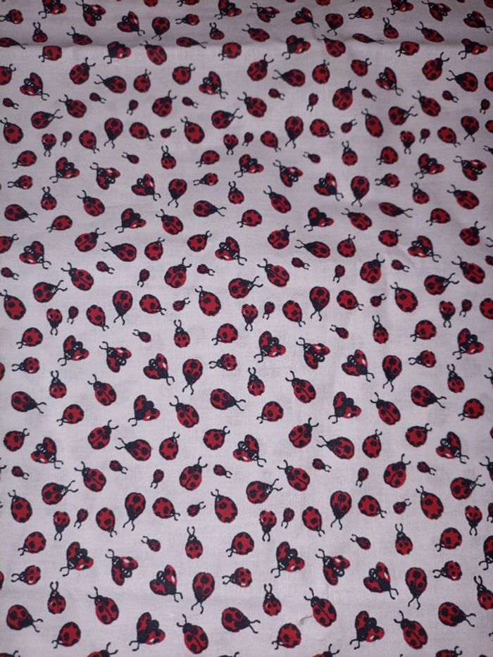 Coupon de tissu blanc motif coccinelle 🐞 - photo numéro 2