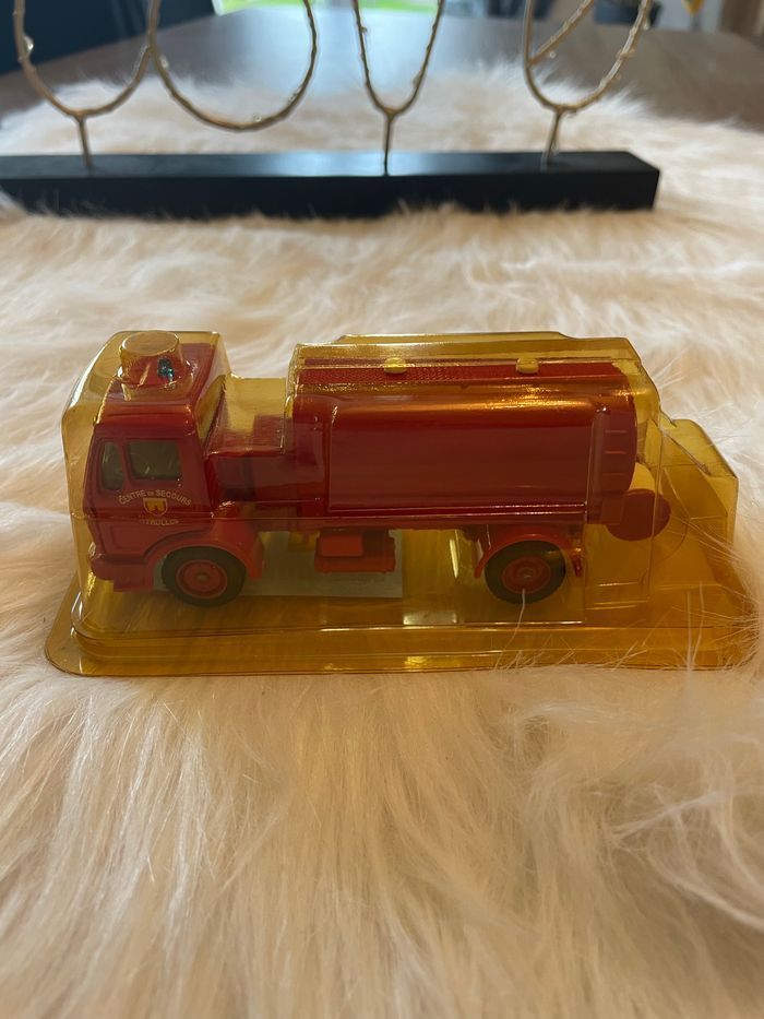 Très beau camion de pompiers de collection hachette