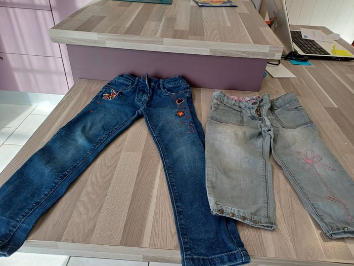 1 salopette et 3 jeans filles Taille 4 ans - photo numéro 2
