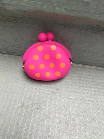 Petit porte monnaie rose à pois orange en caoutchouc