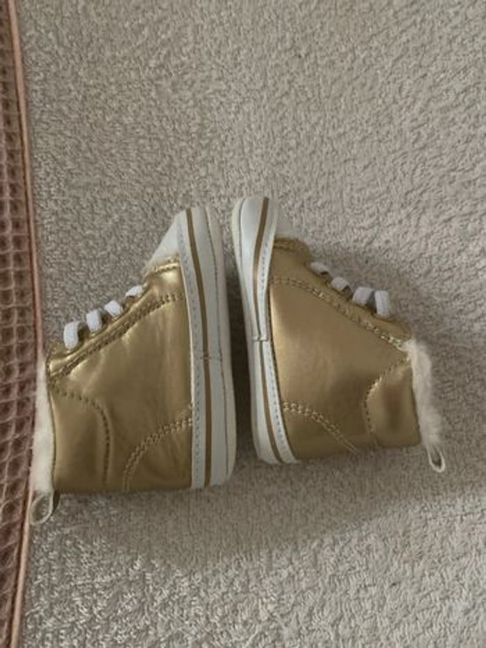 Chaussures fourrées dorées bébé pointure 18 - photo numéro 3