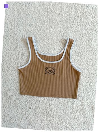 Crop top camel à ourlets blancs et motif nounours – cute, y2k, basique