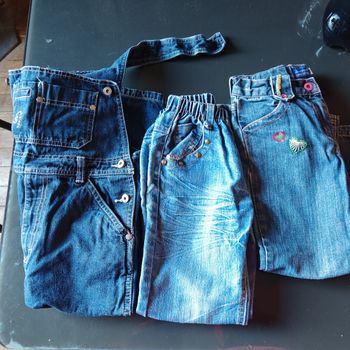 1 salopettes et 2 jeans 5 ans
