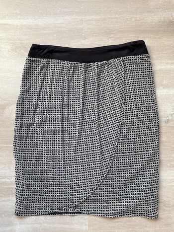 Jupe « Comma » à petits carreaux noirs, gris et blancs taille 38 (D)