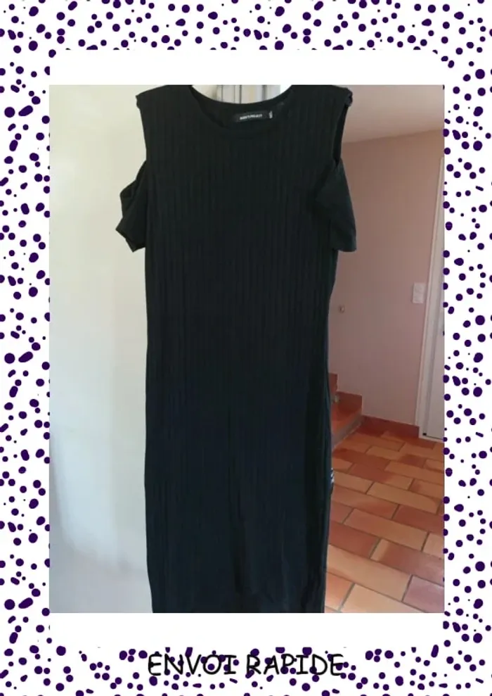 Robe noir moulante, côtelé en coton polyester, épaule dénudé