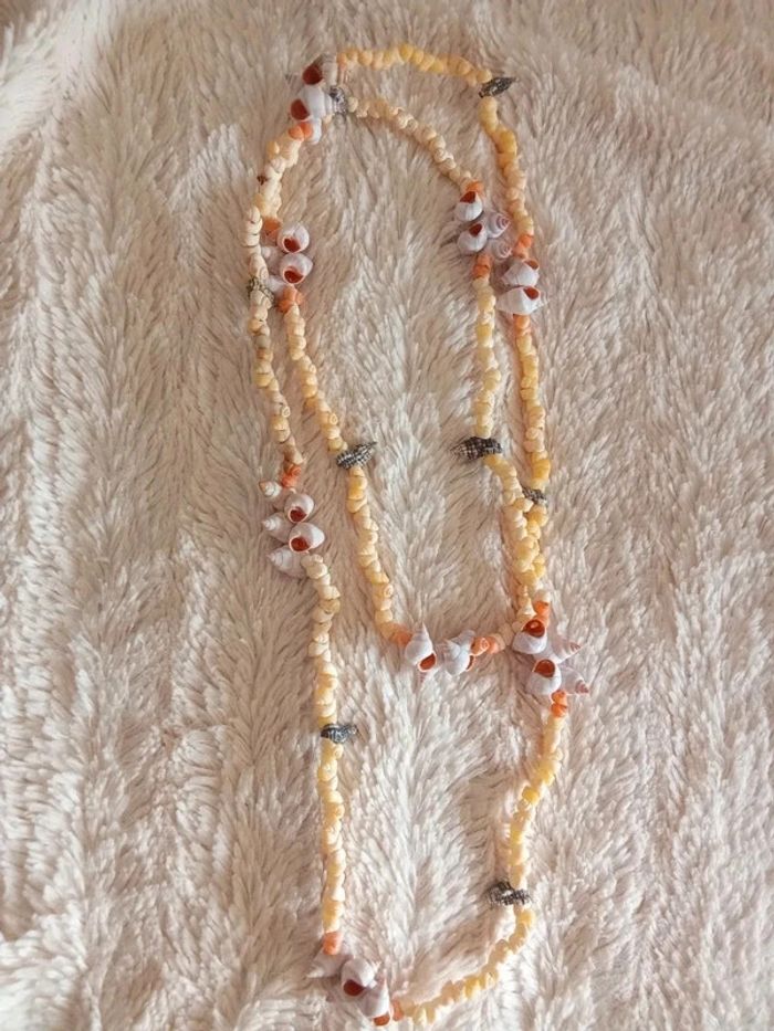 Long collier de coquillages