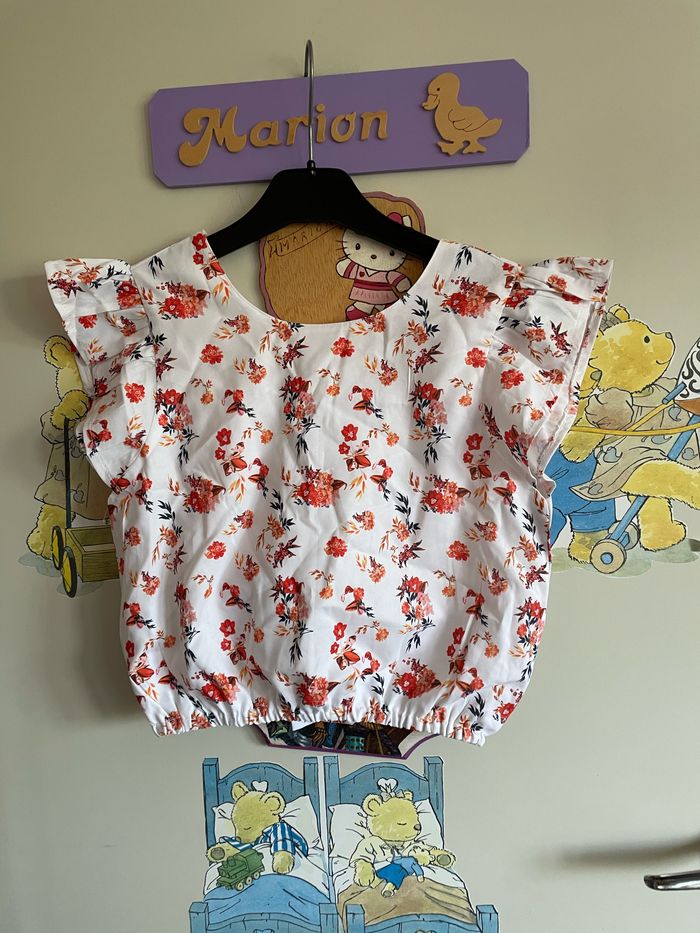 Haut blanc à fleurs ouvert dans le dos, taille 12 ans, marque Squared & Cubed