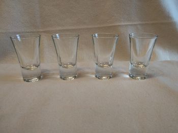 4 petits verres à digestif