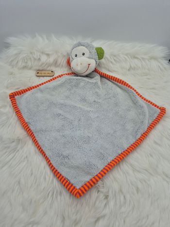 Doudou Singe Gris orange vert Action
