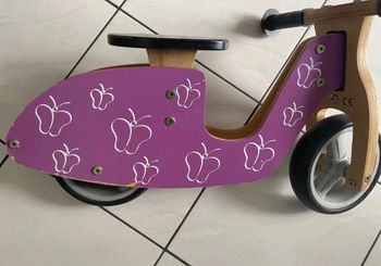 Draisienne en bois Nickotoys  rose avec jolis dessins papillons blancs