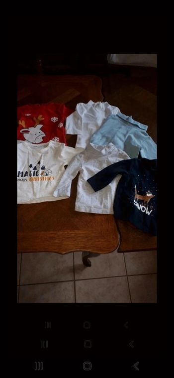 Sous pull se noel et t shirt 3 mois la plupart sont neuf
