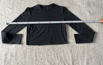 Haut noir manches longues – type crop top – taille M