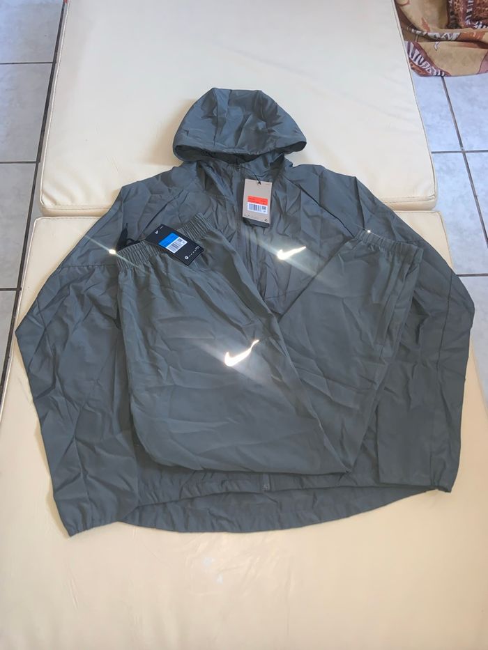 Running Survêtement Ensemble Jogging gilet Nike Gris Taille M Neuf avec étiquette - photo numéro 2