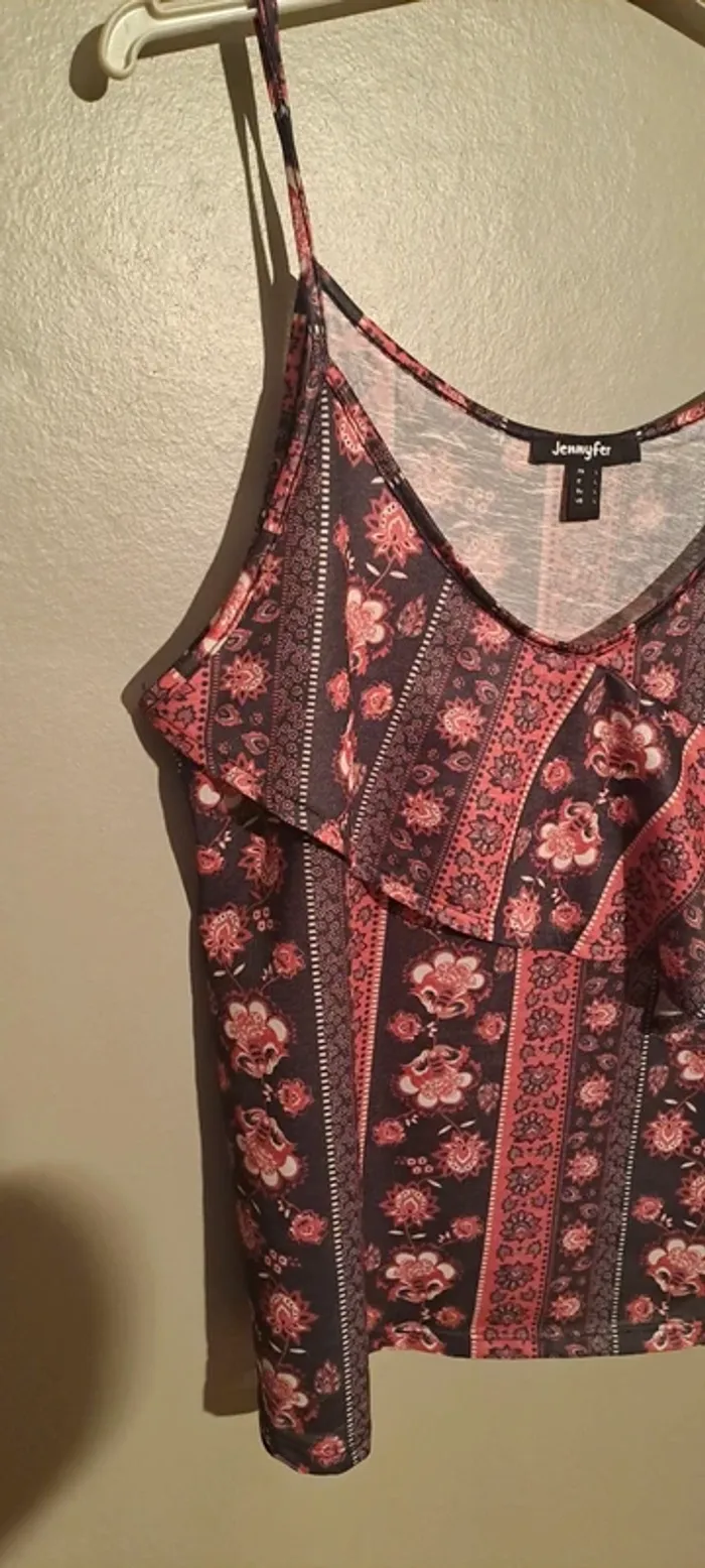 Débardeur tons rouge et noir avec froufrou - Marque Jennyfer - Taille L - État neuf. - photo numéro 4