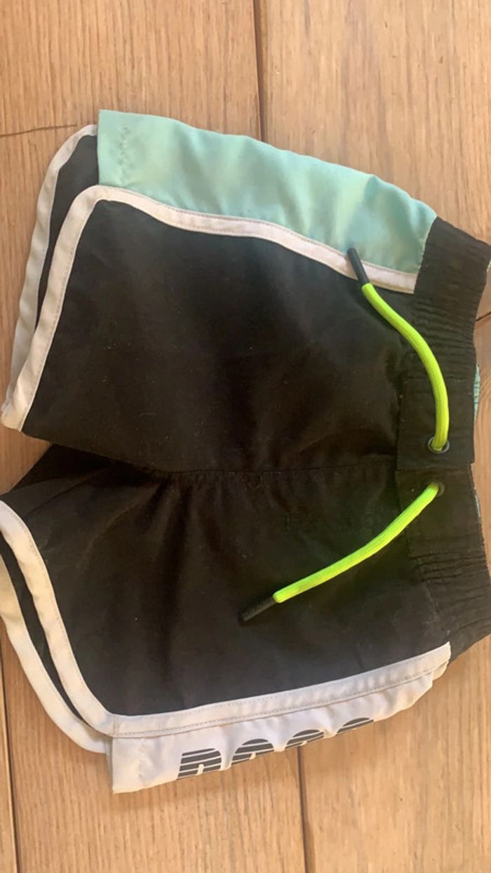 Superbe short de bain Hugo Boss taille 12mois