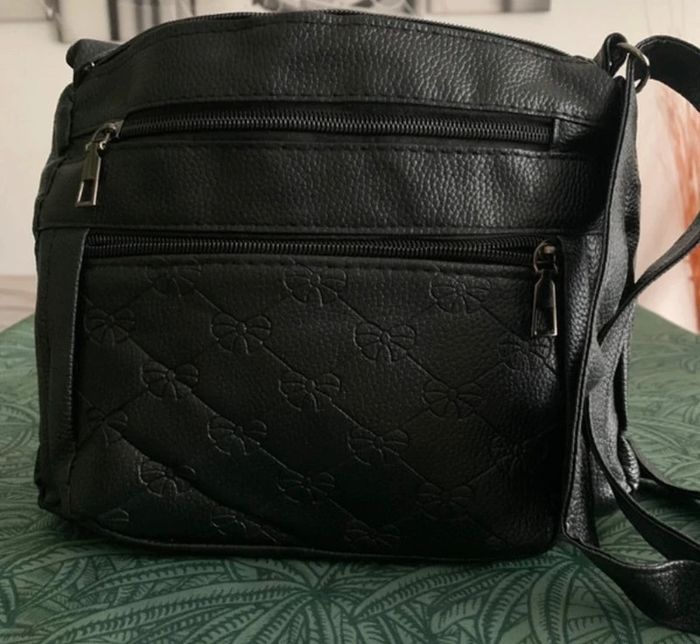 Sac à mains noir et bandoulière réglable