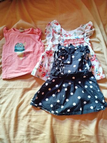 Lot vêtements bébé fille 6 mois – 2 robes + 1 tee-shirt – Très bon état