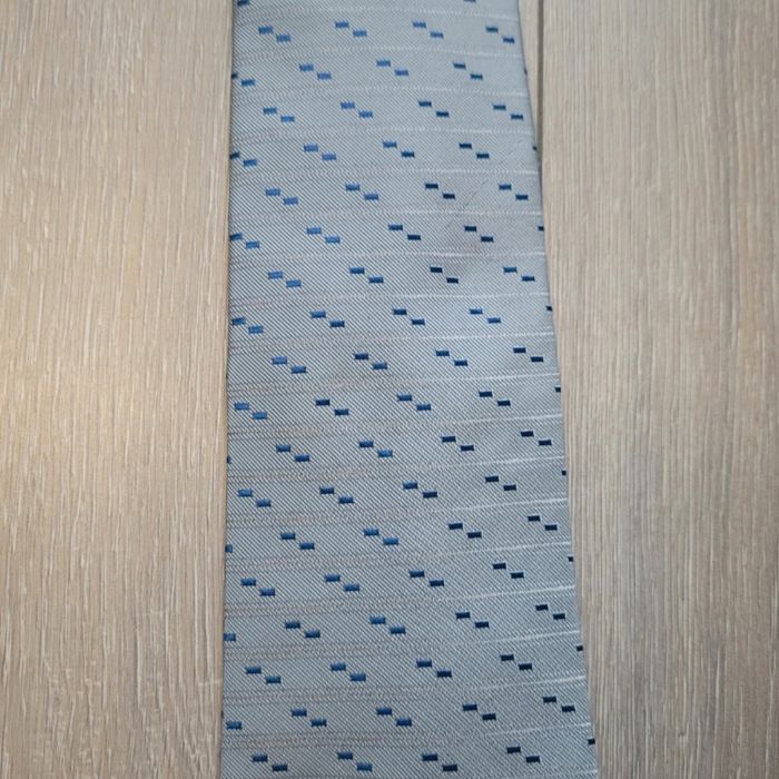 Très jolie cravate  grise et motif bleu, en soie - photo numéro 2