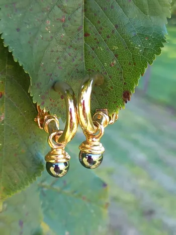Boucles d'oreilles vintage à clip avec une perle noire pendante