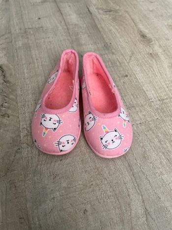 Très jolie paire de chaussons fille 23