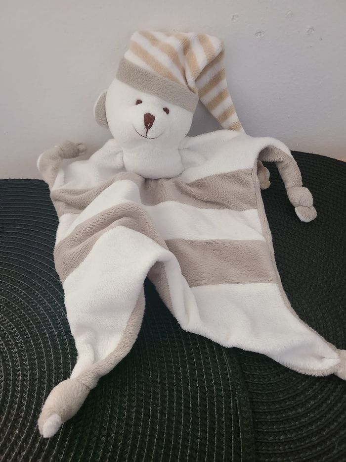 Ours CREDIT MUTUEL doudou carré plat blanc et gris - photo numéro 3