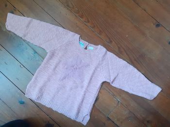 Pull rose motif étoile en relief