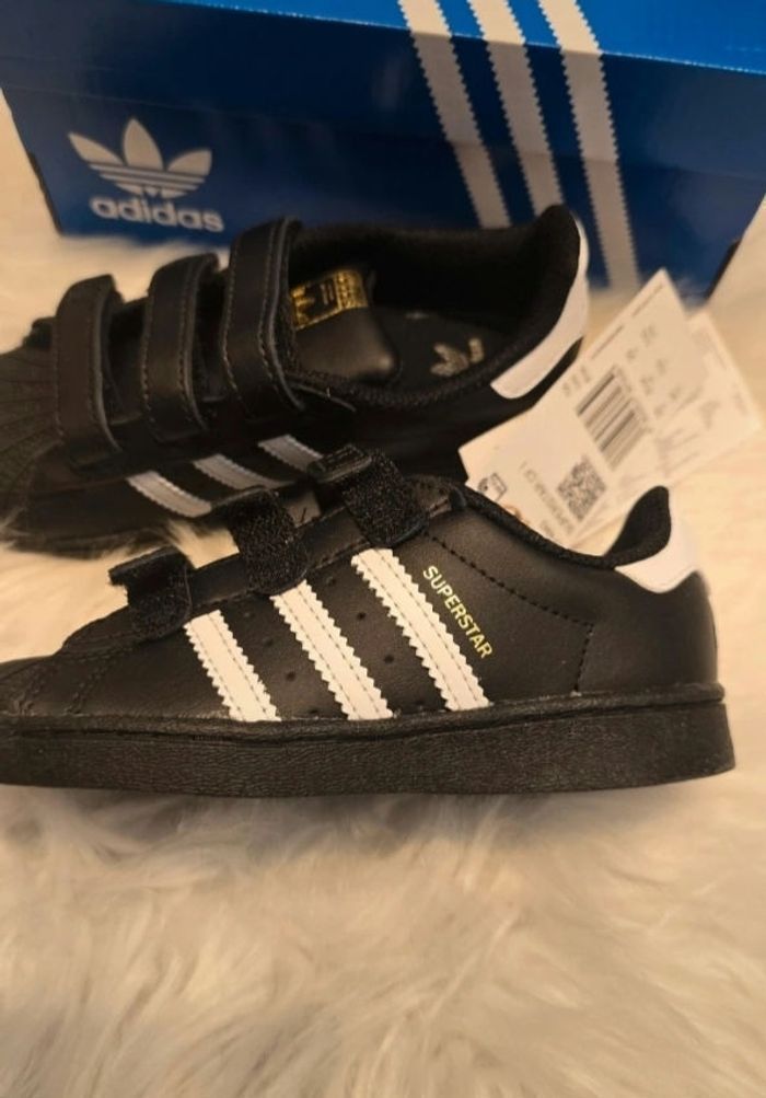 NEUVES non portées 🏷🤩🥰 superbes  baskets superstar adidas Pointure 26 unisex 🥰🤩😍