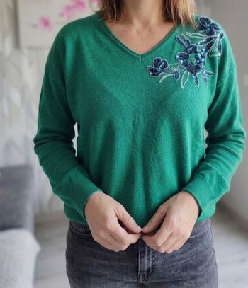 Pull col v vert avec broderie pailletée