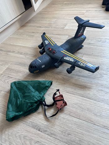 Avion militaire et son parachute 