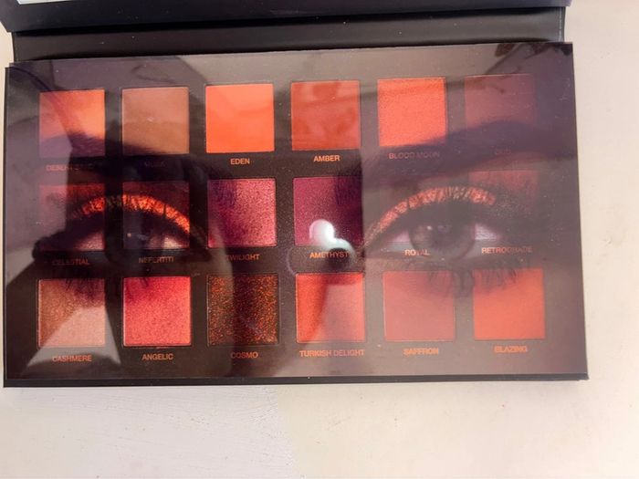 Palette Desert Dusk, 18 fards, Huda Beauty. - photo numéro 2