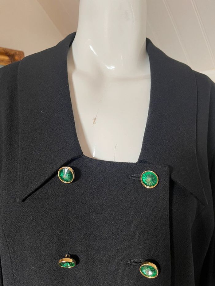 Veste longue noire avec boutons verts - photo numéro 3