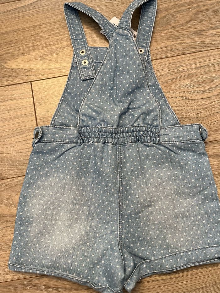 Salopette courte jean okaidi, fille 2 ans, the must have, neuve - photo numéro 2