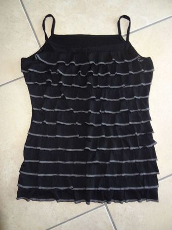 débardeur noir à volants