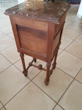 Chevet avec marbre sur le dessus