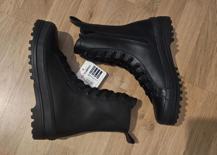 Bottines en cuir noires Superga neuves jamais portées dans leur boîte d'origine taille 38 - photo numéro 5