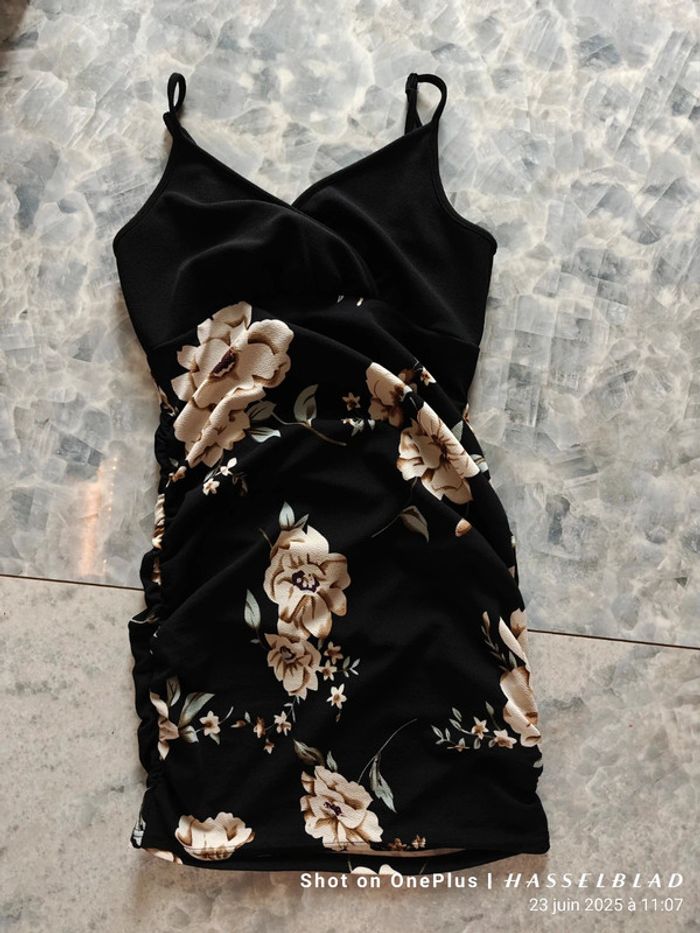 Belle robe courte fleurie moulante - photo numéro 4