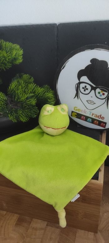 Doudou Grenouille Plat Losange Vert Jaune FL B.V. jaune rouge noeud D003099