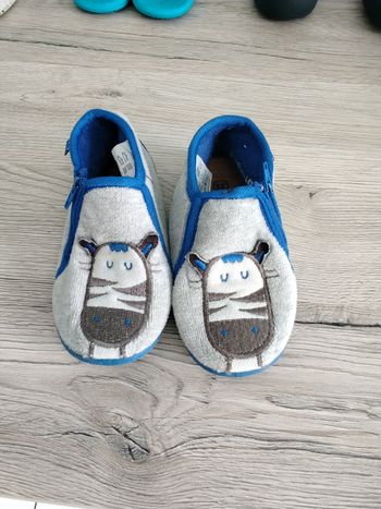 Paire de chaussons pantoufles zèbre pointure 23
