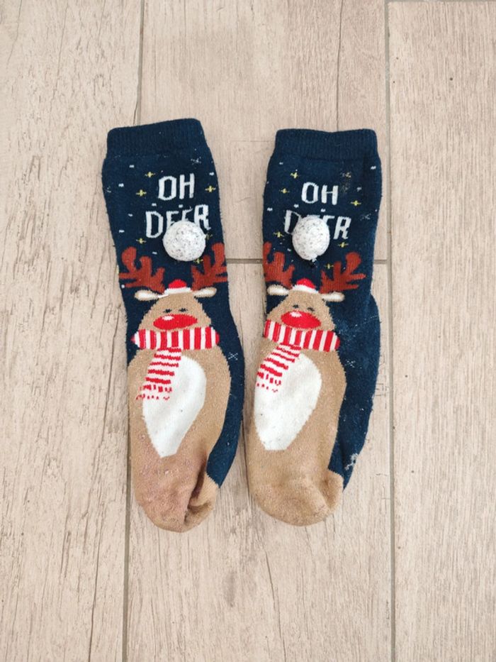 Une paire de chaussettes de Noël rennes