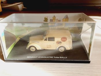 Petite voiture Renault Juvaquatre Tôlée Bally Les petits utilitaires français 1950 - 1960