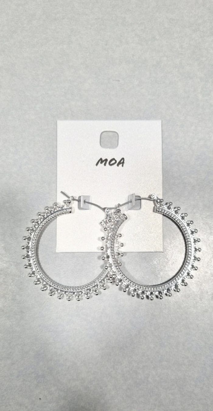 Boucles d'oreilles créoles argentées neuves avec étiquette moa