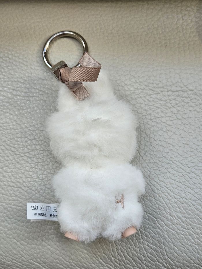 Labubu Pin for Love lettre H blanc Pop Mart - photo numéro 3
