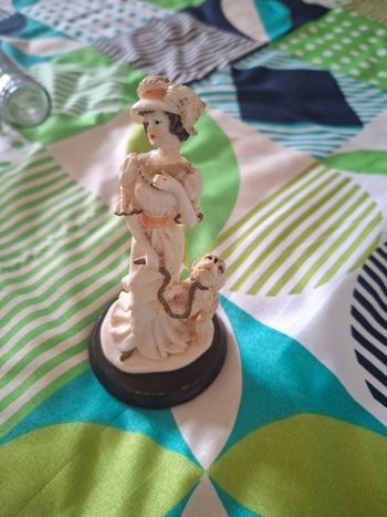 Sujet en résine femme avec chien sur socle bois pour décoration 