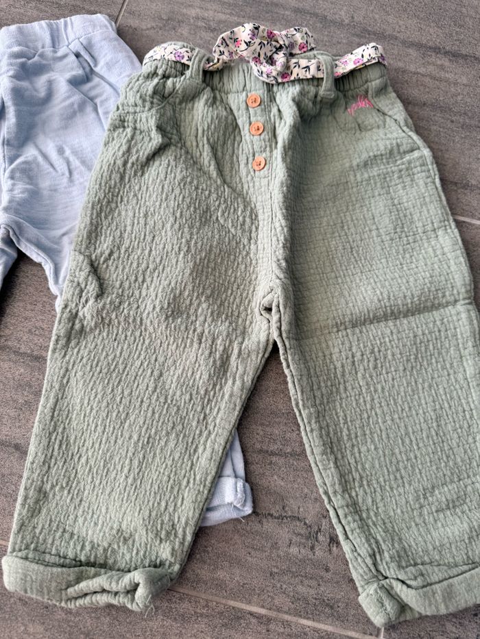 Lot pantalons tissus 18 mois - photo numéro 2