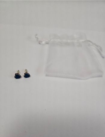 Boucles d'oreilles petits coeurs bleu marine