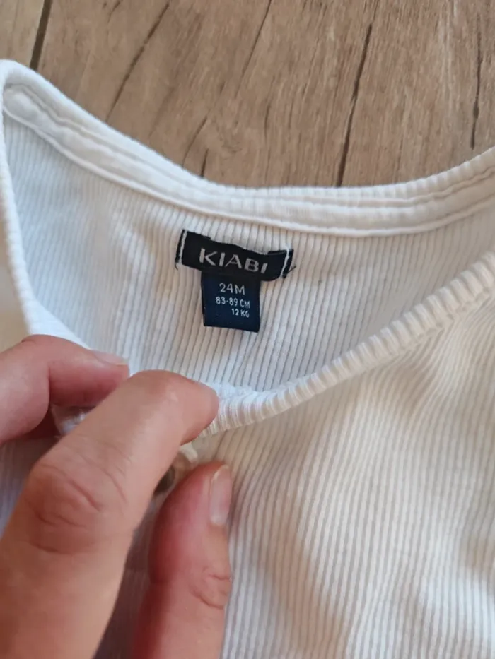 Lot de 2 t-shirt blanc 2 ans tachés - photo numéro 5