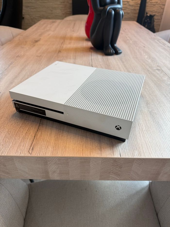 Xbox one S - 500Go + manette - photo numéro 2