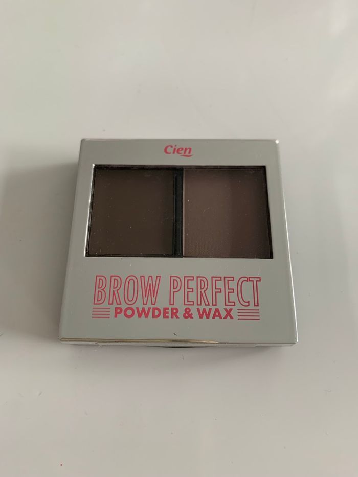 Poudres et cire à sourcils