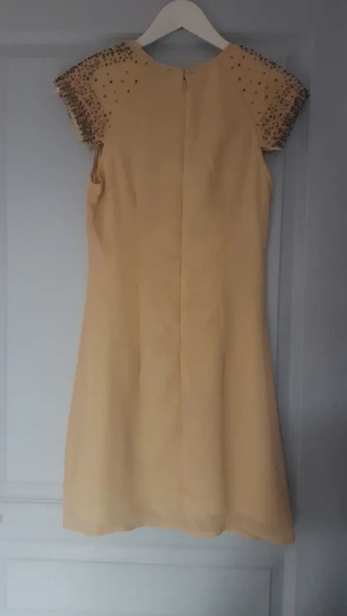 Robe cintrée Nude avec perles sur épaules - photo numéro 3