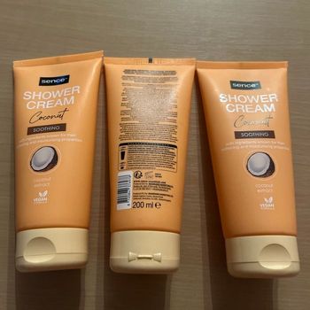 Lot de 3 crème de douche coco neuf